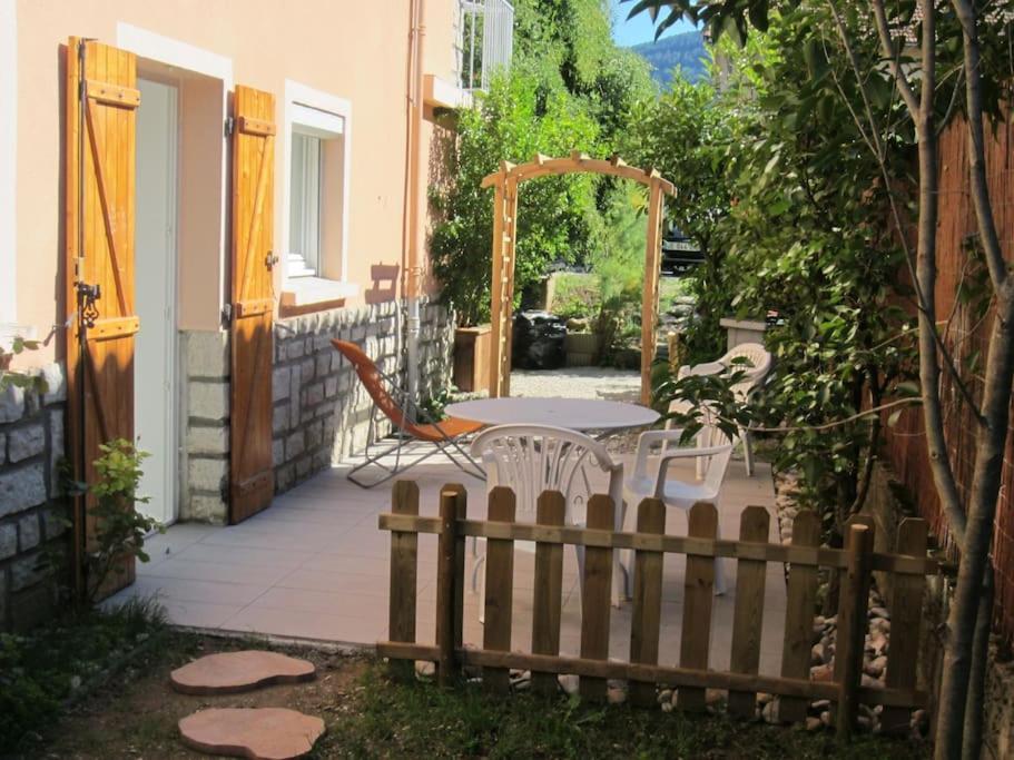 Appartamento T2 Refait A Neuf Avec Petit Jardin Et Parking Millau Esterno foto